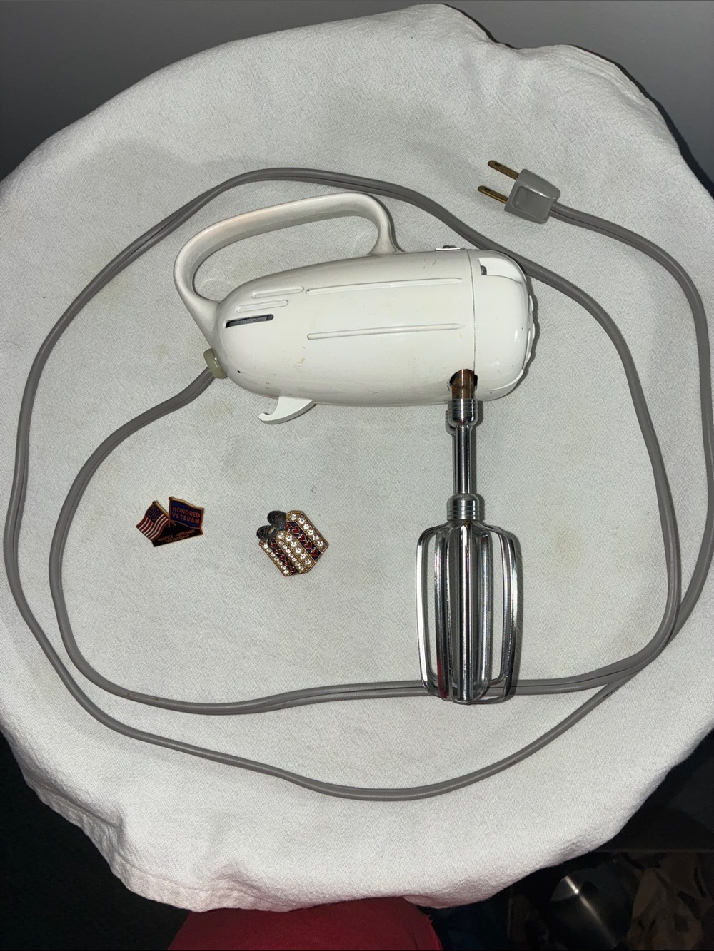 IONA - White Electric Hand Mixer with Chrome Beaters VINTAGE 1947 - 1957 WORKS!!